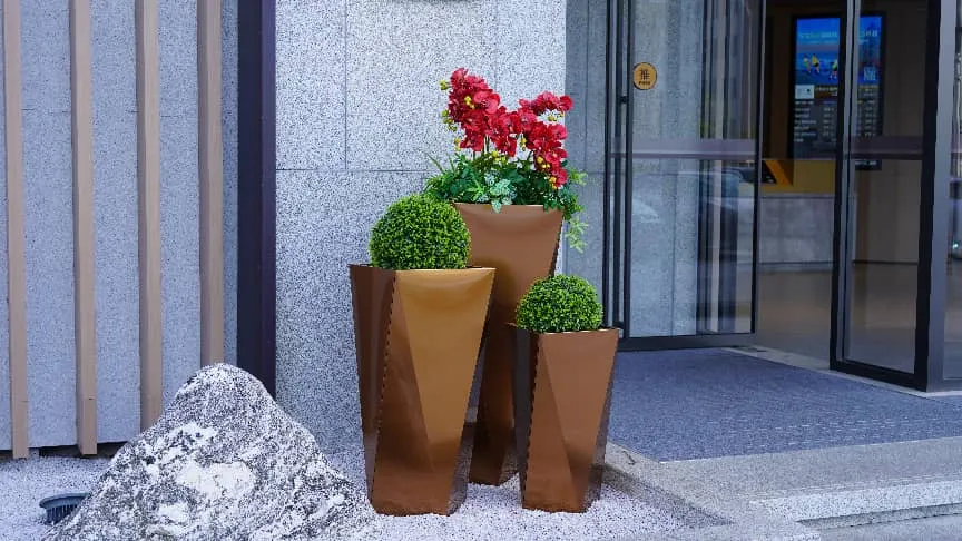 metal planter box.webp
