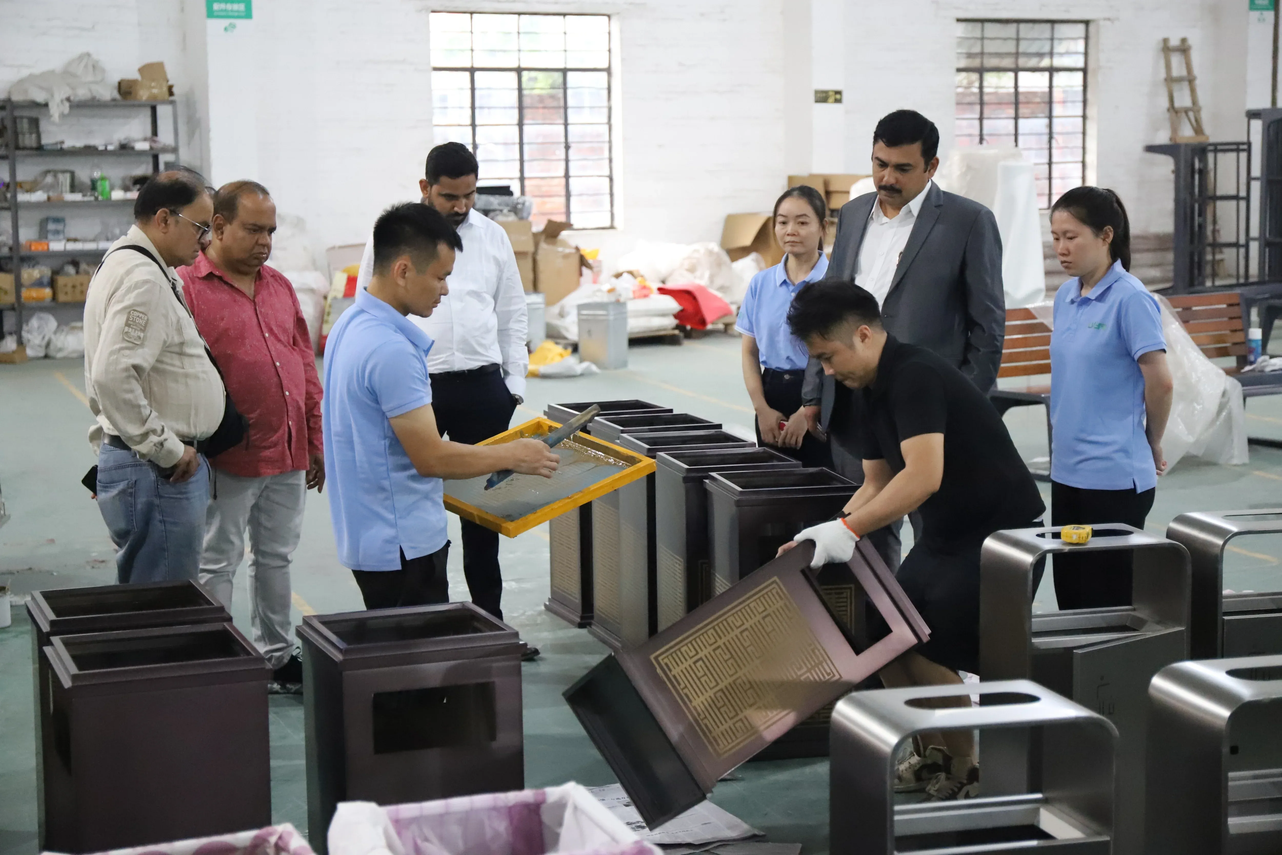 LVEN help customers choose the right outdoor trash can at factory